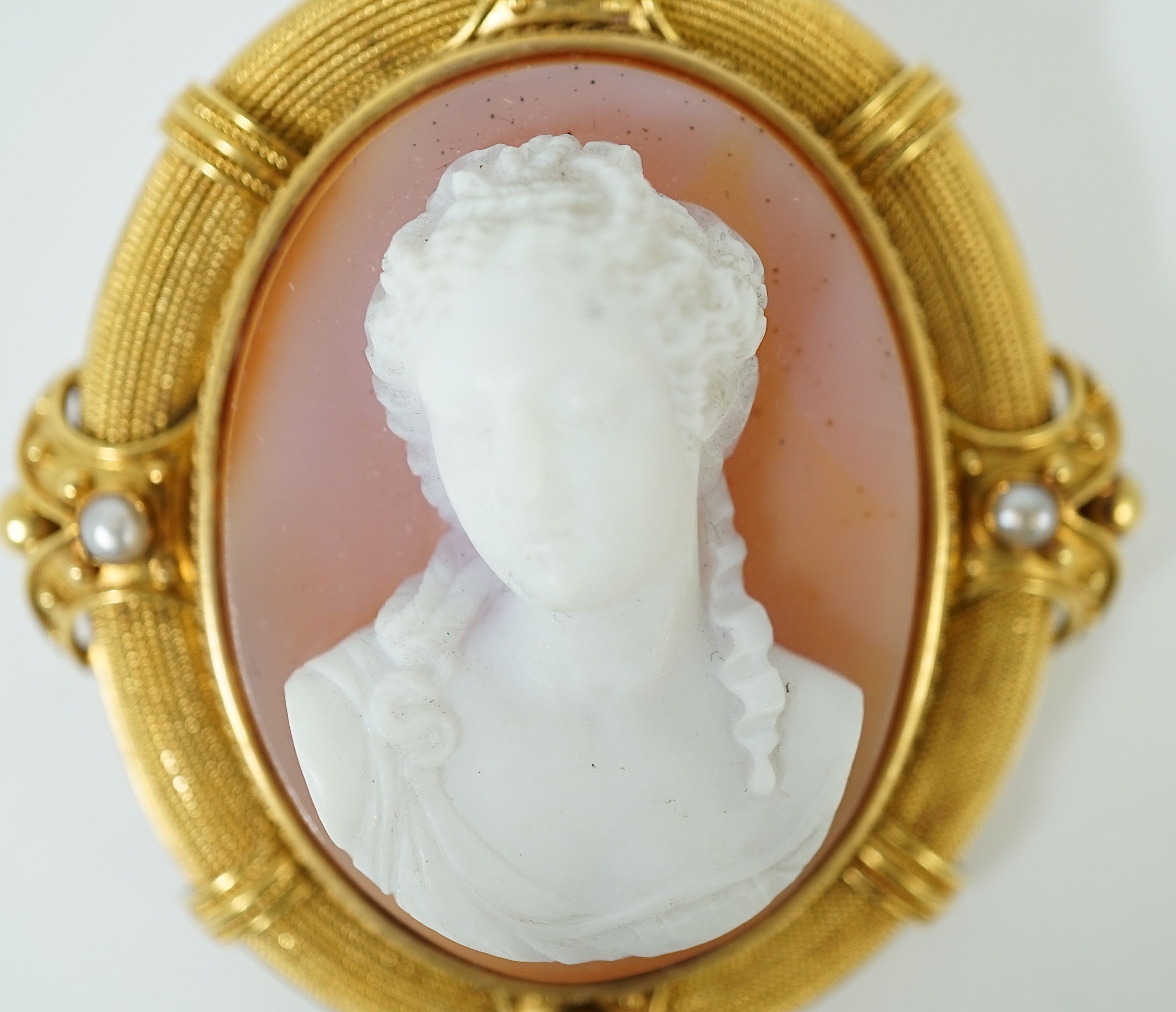 An early 20th century gold, sardonyx hardstone cameo and split pearl set oval brooch